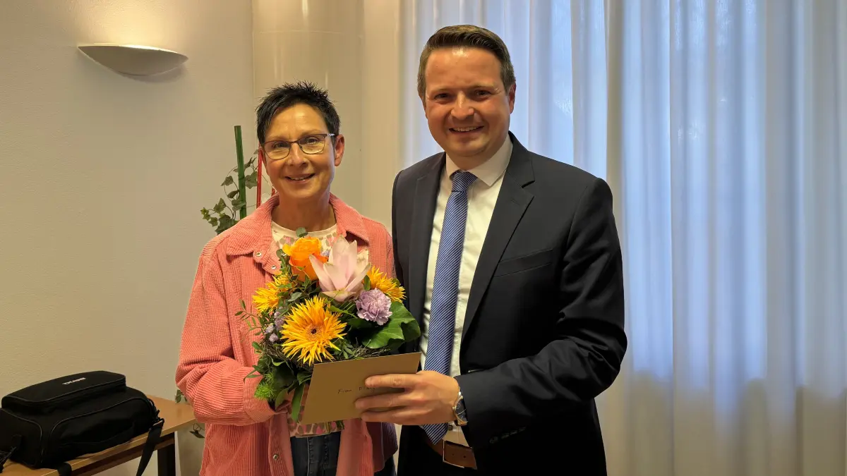 Oberdischingens Bürgermeister Wolfgang Schmauder hat Mitarbeiterin Silva Flaig nach 37 Jahren im Dienst verabschiedet.