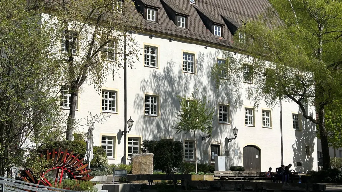 Altstadt-Serie, Altstadtserie, Altstadt im Blickpunkt - Folge 35 - Das Stadtschloss - Ein Schmuckstück: Das Stadtschloss mit dem schön gestalteten Schlossplatz und der offenen Rohrach