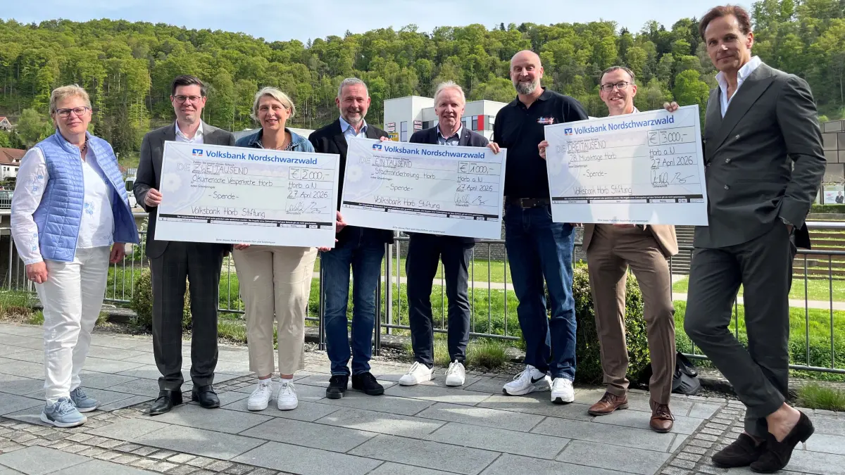 Strahlende Gesichter und eine satte Förderung der Volksbank-Horb-Stiftung für Kultur, Soziales und die Jugend in der Stadt Horb: Stiftungsrätin Beate Nick, Vorstandssprecher Stefan Waidelich, Dekanatsreferentin Elisabeth Wütz, Oberbürgermeister Michael Keßler, Stiftungsrat Rainer Hertkorn, Jugendreferatsleiter Markus Guse, Tobias Burkhardt vom Vorstand der Volksbank Nordschwarzwald und Horbs Kulturmanager Sven Gnass.