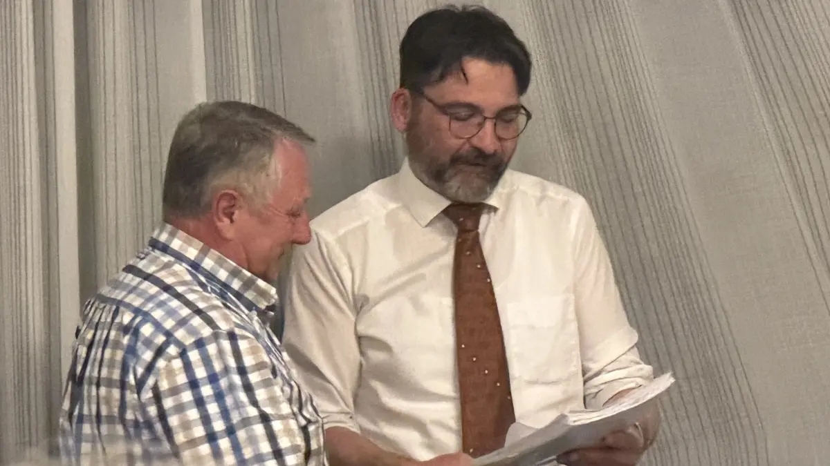 Mehr als 1000 Bürger haben unterschrieben: Gerhard Gaus (links) überreicht Bürgermeister Ulrich Ruckh die Liste für den Erhalt der Hundetoiletten in der Stadt.