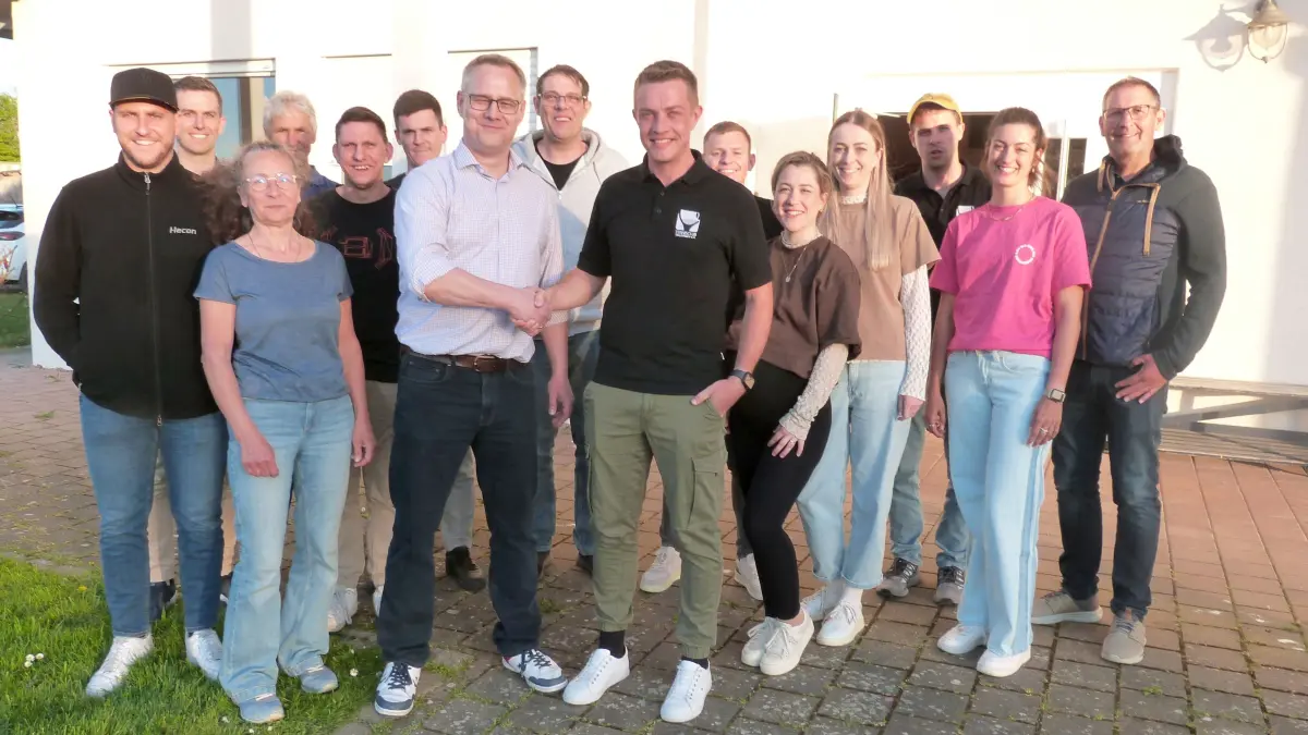 Personell runderneuert präsentieren sich Ausschuss und Vorstandschaft des TC Trillfingen. Der bisherige Vereinsvorsitzende Daniel Dürr (vorne rechts) gratulierten seinem Nachfolger Tobias Loch zur Wahl.