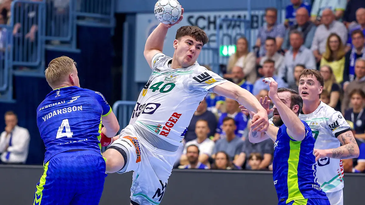 30.04.2026, Handball, 1. HBL, VfL Gummersbach - Frisch Auf! Göppingen: 30.04.2026, Handball, 1. HBL, VfL Gummersbach - Frisch Auf Göppingen, Saison 2025 / 2026 Herren, Schwalbe-Arena: Elias Newel Frisch Auf Göppingen 40 wirft den Ball auf das Tor gegen Ellioi Snaer Vioarsson VfL Gummersbach 04 Teitur Örn Einarsson VfL Gummersbach 14 Nordrhein-Westfalen Deutschland *** 30 04 2026, Handball, 1 HBL, VfL Gummersbach Frisch Auf Göppingen, Season 2025 2026 Men, Schwalbe Arena Elias Newel Frisch Auf Göppingen 40 throws the ball on goal against Ellioi Snaer Vioarsson VfL Gummersbach 04 Teitur Örn Einarsson VfL Gummersbach 14 North Rhine-Westphalia Germany
