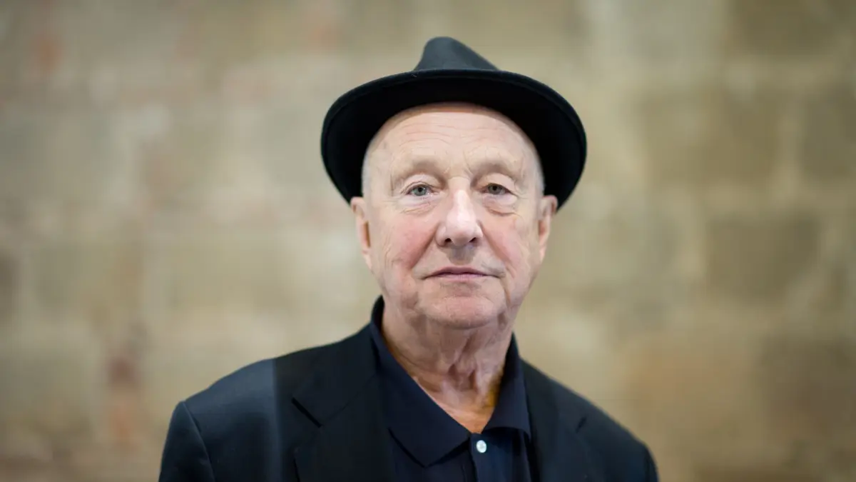 Künstler Georg Baselitz gestorben: ARCHIV - 18.09.2013, Sachsen, Dresden: Der Maler und Bildhauer, Georg Baselitz, steht im Residenzschloss in der Ausstellung «Hintergrundgeschichten - Georg Baselitz». Der Maler und Bildhauer Georg Baselitz ist tot. Er starb im Alter von 88 Jahren, wie seine Galerie in Salzburg unter Verweis auf seine Familie mitteilte. Foto: Arno Burgi/dpa-Zentralbild/dpa +++ dpa-Bildfunk +++
