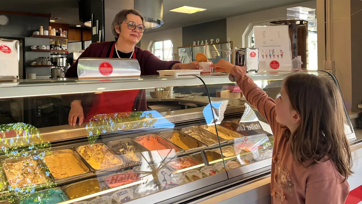 In der Eisdiele Rialto in Gaildorf lassen sich gerade die kleinen Gäste bei den sommerlichen Temperaturen ein Eis schmecken.