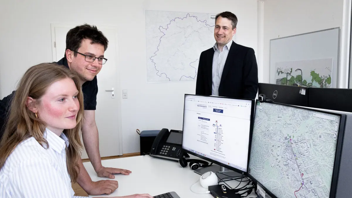 Regionalstadtbahn Neckar-Alb: Büro-Einblicke beim Zweckverband in Mössingen. Im Bild zu sehen sind von links nach rechts Wiebke Brosig (ÖA und Bürgerbeteiligung), Steffen Thomma (Fahrplan und Betrieb) sowie Geschäftsführer Prof. Tobias Bernecker. Karten zeigen den Planungsstand im April 2026. Fotos: Eike Freese