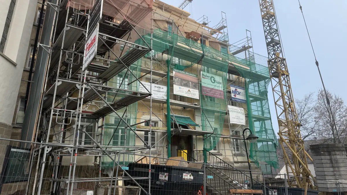 Umfangreiche Arbeiten fanden am Rangendinger Rathaus statt, nun sind sie fast abgeschlossen. Unser Foto zeigt die Fassade am 18. November 2025.