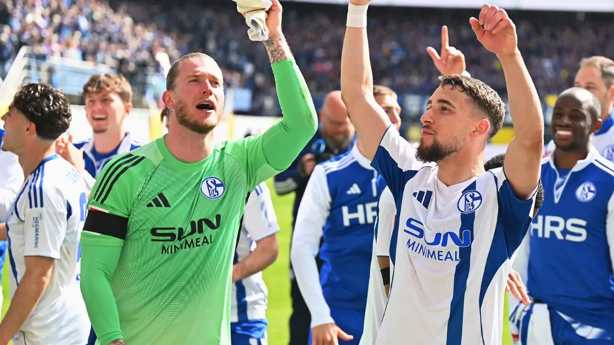 FC Schalke 04: ARCHIV - 26.04.2026, Nordrhein-Westfalen, Paderborn: Fußball, Männer, 2. Bundesliga, SC Paderborn 07 - FC Schalke 04, 31. Spieltag, Home Deluxe Arena: Die Spieler von Schalke 04 und Torwart Loris Karius feiern auf dem Spielfeld den Sieg. Das Spiel endete 2:3. (zu dpa: «Bundesliga bis 3. Liga: Welche Entscheidungen fallen können») Foto: Swen Pförtner/dpa - WICHTIGER HINWEIS: Gemäß den Vorgaben der DFL Deutsche Fußball Liga bzw. des DFB Deutscher Fußball-Bund ist es untersagt, in dem Stadion und/oder vom Spiel angefertigte Fotoaufnahmen in Form von Sequenzbildern und/oder videoähnlichen Fotostrecken zu verwerten bzw. verwerten zu lassen. +++ dpa-Bildfunk +++