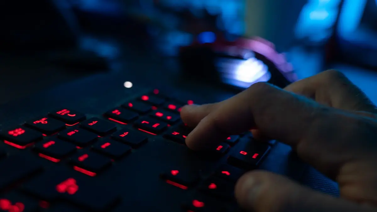 Symbolbild Cyberkriminalität: ARCHIV - 29.04.2020, Bayern, Ebing: Ein Mann sitzt am Rechner und tippt auf einer Tastatur. (zu dpa: «Frankreich: Teenager nach großem Hackerangriff verdächtigt») Foto: Nicolas Armer/dpa +++ dpa-Bildfunk +++