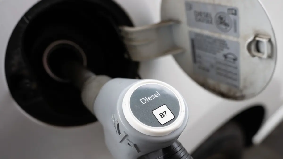 Kraftstoffpreise: ARCHIV - 13.04.2026, Sachsen, Dresden: Ein Tankstutzen steckt an einer Tankstelle in der Tanköffnung eines Fahrzeugs. (zu dpa: «Kurz vor Tankrabatt: Benzinpreis steigt - Diesel billiger») Foto: Sebastian Kahnert/dpa +++ dpa-Bildfunk +++