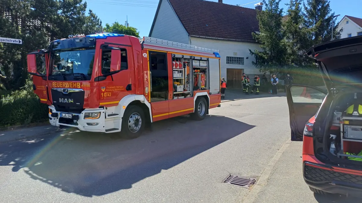 Die Feuerwehr war mit rund 20 Einsatzkräften und drei Fahrzeugen vor Ort.
