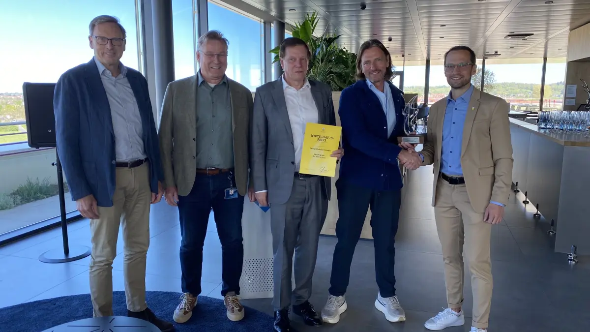 Oberbürgermeister Dr. Christoph Grimmer überreicht den Wirtschaftspreis der Stadt Crailsheim, Kategorie "Sonderpreis des Jahres" an die Schubert-Unternehmensführung: die Brüder Gerald und Ralf Schubert, Peter Gabriel und Marcel Kiessling (von rechts).