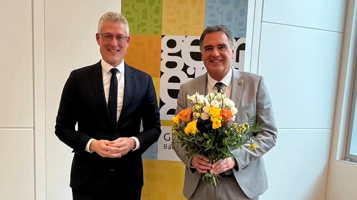 Gemeindetagspräsident Steffen Jäger (r.) und Thomas Hölsch (Dußlingen) bei dessen Wahl zum Vizepräsidenten durch den Landesvorstand im März 2026.