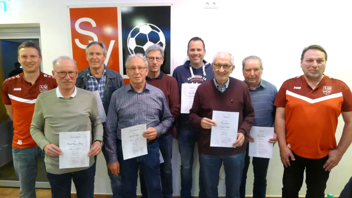 Ehrungen beim SV Owingen (von links): Dritter Vorsitzender Heiko Stifel, Hans Henne, Jakob Stifel, Karl-Heinz Speck, Martin Stifel, Siegfried Müller und Paul Edele. Rechts: Vereinschef Ewald Sinz.