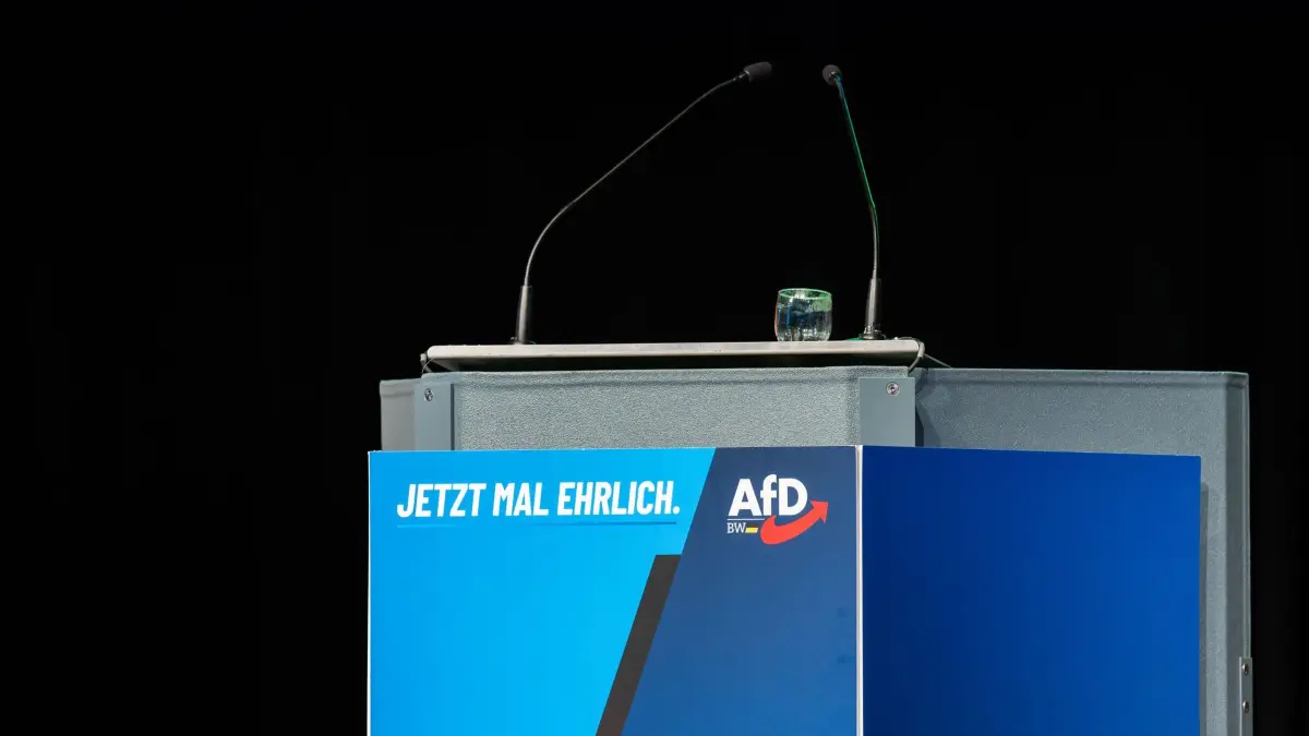 Wahlkampfabschluss der AfD Baden-Württemberg: ARCHIV - 05.03.2026, Baden-Württemberg, Rottweil: Ein Rednerpult ist vor Beginn des Wahlkampfabschluss der AfD Baden-Württemberg in der Stadthalle Rottweil zu sehen. (zu dpa: «Kontochaos bei der AfD: Parteispitze beruft Kreisvorstand ab») Foto: Silas Stein/dpa +++ dpa-Bildfunk +++