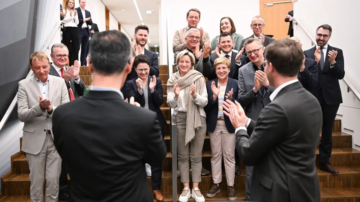 Koaltionsverhandlungen in Baden-Württemberg: 30.04.2026, Baden-Württemberg, Stuttgart: Cem Özdemir (l, Bündnis 90 / Die Grünen) und Manuel Hagel (r, CDU) die beiden Spitzenpolitiker bei den Koalitionsverhandlungen zur Bildung einer Regierung in Baden-Württemberg, geben nach dem erfolgreichen Abschluss der Verhandlungen ein Statement ab. Foto: Bernd Weißbrod/dpa +++ dpa-Bildfunk +++
