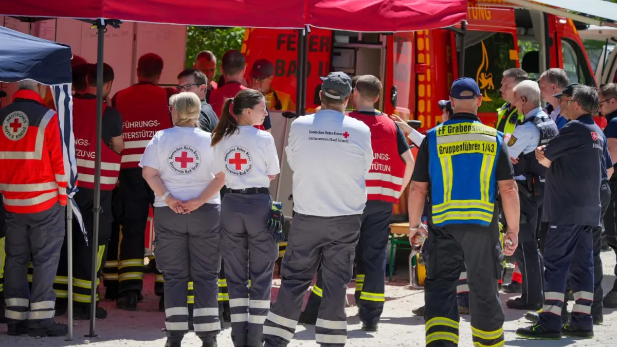 Mit einem großen Aufgebot sind die Rettungskräfte derzeit an der Falkensteiner Höhle im Einsatz.