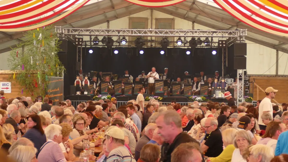 Als die Nagoldtalmusikanten spielten, war das Festzelt komplett voll.