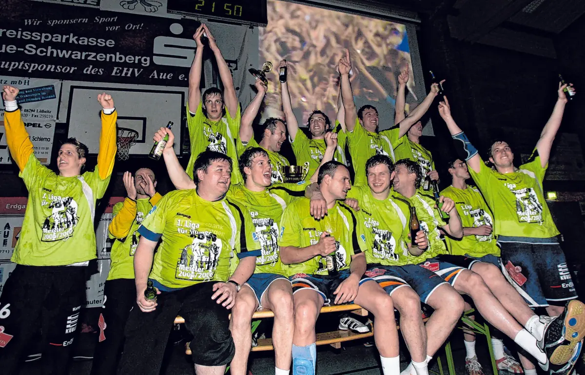 Der Jubel über den Aufstieg in die erste Bundesliga kannte für die Handballer des HBW Balingen-Weilstetten keine Grenzen.⇥Fotos: Michael Kienzler