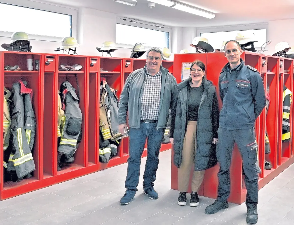 Sie waren maßgeblich beteiligt bei Planung und Bau des neuen Feuerwehrhauses (von links) Münsingens Stadtbaumeister Alfred Schnürch, Heike Seifried (Hochbau) und Feuerwehrkommandant Christoph Belz. Auf dem Bild fehlt Eva Wizemann vom Hochbau der Stadt Münsingen. ⇥ Fotos: Jürgen Herdin