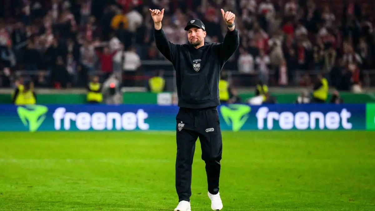 Sebastian Hoeneß: ARCHIV - 23.04.2026, Baden-Württemberg, Stuttgart: Fußball, Männer: DFB-Pokal, VfB Stuttgart - SC Freiburg, Halbfinale, MHPArena.Trainer Sebastian Hoeneß (VfB Stuttgart) bedankt sich nach dem Spiel bei den Fans für die Unterstützung. (zu dpa: ««Einmalig»: Hoeneß lobt Stuttgarts Fan-Power vor Landesduell») Foto: Tom Weller/dpa +++ dpa-Bildfunk +++
