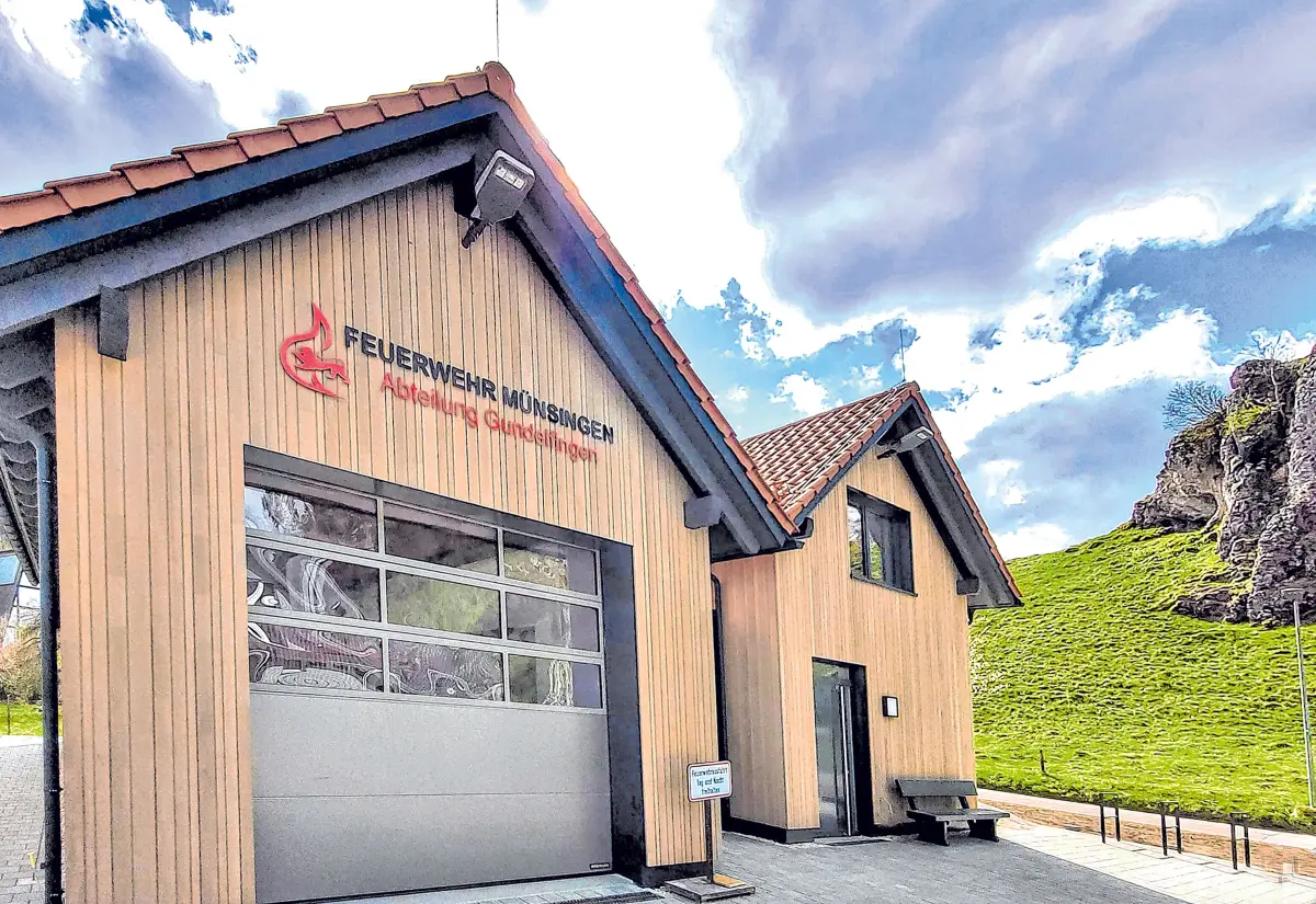 Das neue Gundelfinger Feuerwehrgebäude fügt sich mit der Holzfassade gut in den ländlichen Raum des 110 Einwohner zählenden Orts.