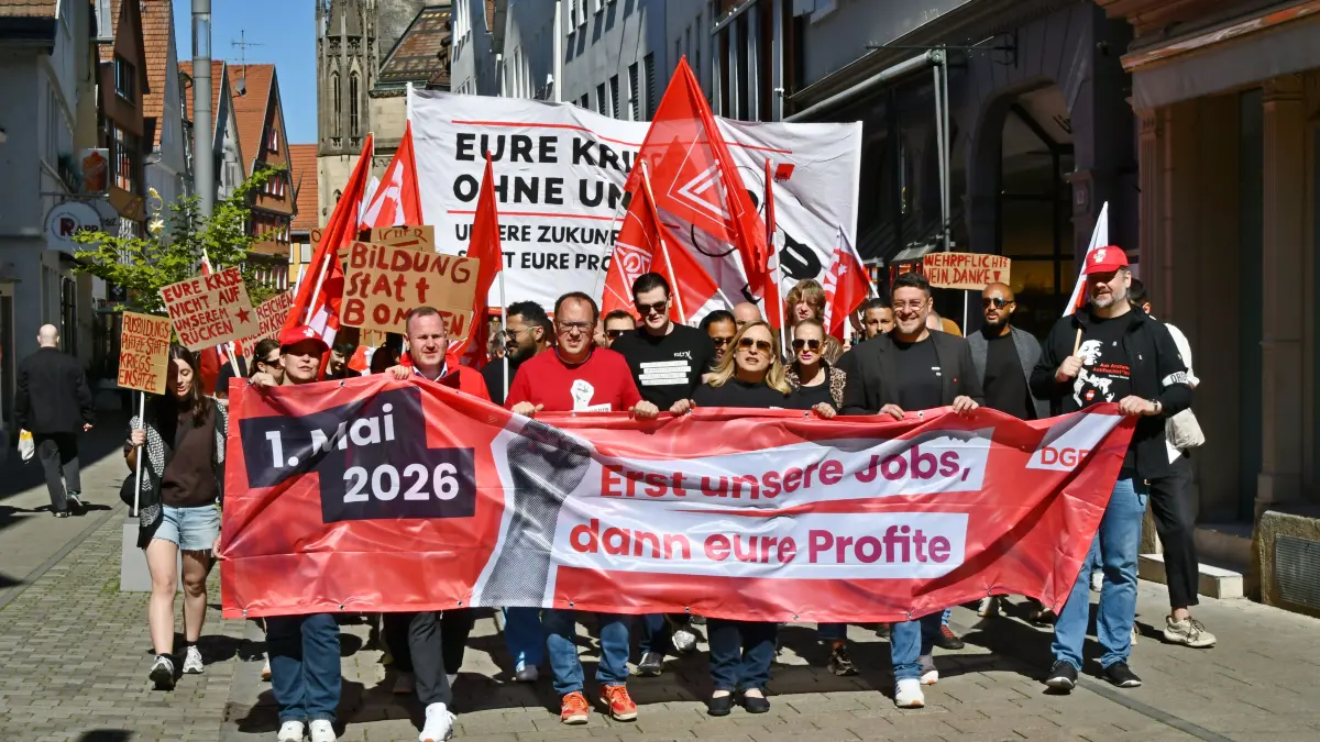 Mai-Opening: Gewerkschafter und Vertreter verschiedene Initiativen bekräftigten ihre Forderungen mit einer Demonstration durch die Reutlinger Innenstadt.