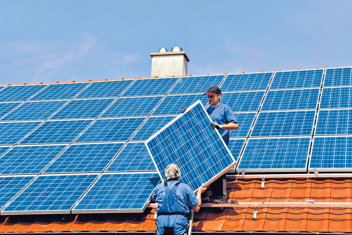 Ab Juni 2026 ermöglicht das neue Gesetz zum Energy Sharing nach § 42c EnWG den Verkauf von Strom an Nachbarn.Archivbild: Marina Lohrbach /stock.adobe.com