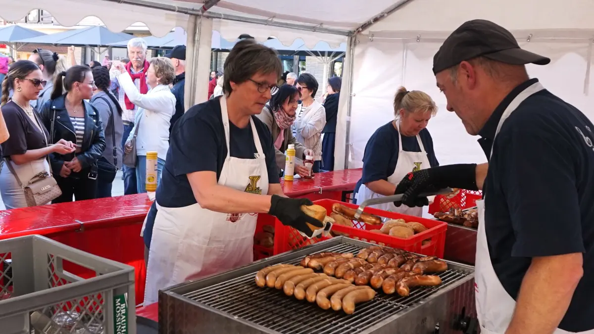 Begehrt beim Publikum: Rote Wurst zur Stärkung