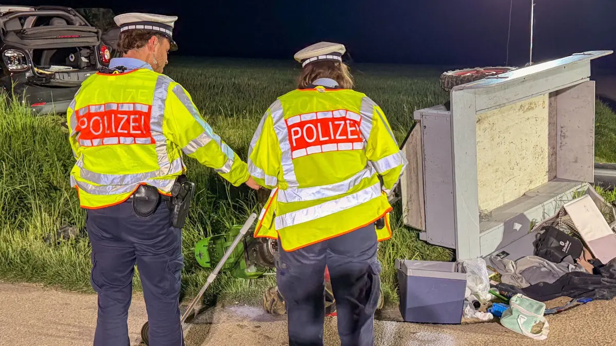 Besigheim: Schwerer Unfall zwischen PKW und Maiwagen - 12 Verletzte - 2 Rettungshubschrauber im Einsatz : Schwerer Unfall zwischen Maiwagen und Smart. Kollision zwischen den Fahrzeugen Anhaenger kippt um. 12 Teils Schwerverletzte. 2 Rettungshubschrauber im Einsatz