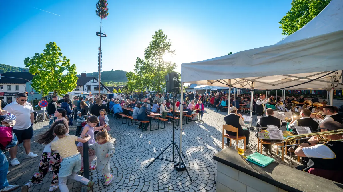 Maihock in Schlat am Dorfplatz