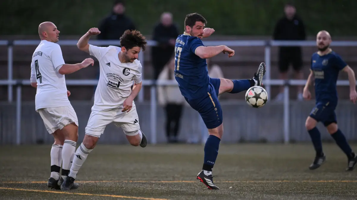 Kevin Schlotter (rechts, SV Baiersbronn) kann in dieser Szene den gegen Adrian Brose (Mitte, SV Gültlingen) und Michael Pflieger (SV Gülttlingen) behaupten.