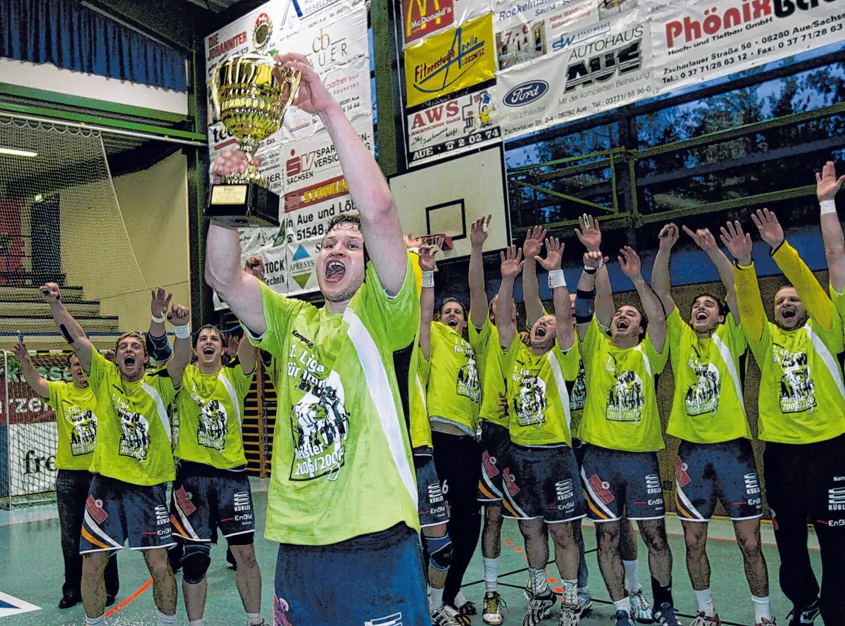 Der Jubel über den Aufstieg in die 1. Bundesliga kannte für die Handballer des HBW Balingen-Weilstetten keine Grenzen.⇥Fotos: Michael Kienzler