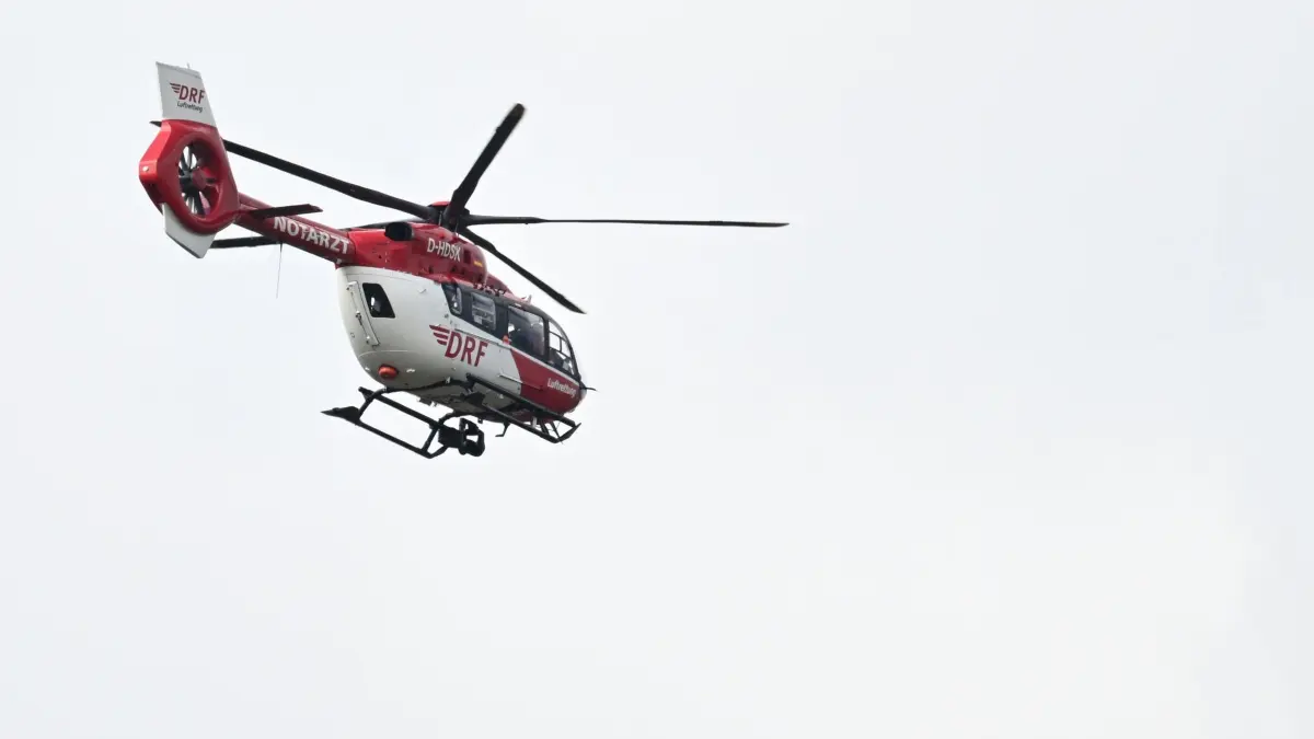 Rettungshubschrauber: ARCHIV - 17.03.2025, Baden-Württemberg, Kornwestheim: Ein Hubschrauber der Deutschen Luftrettung fliegt bei einem Rettungseinsatz. (zu dpa: «Achtjähriges Mädchen auf Schulweg von Auto überfahren») Foto: Bernd Weißbrod/dpa +++ dpa-Bildfunk +++