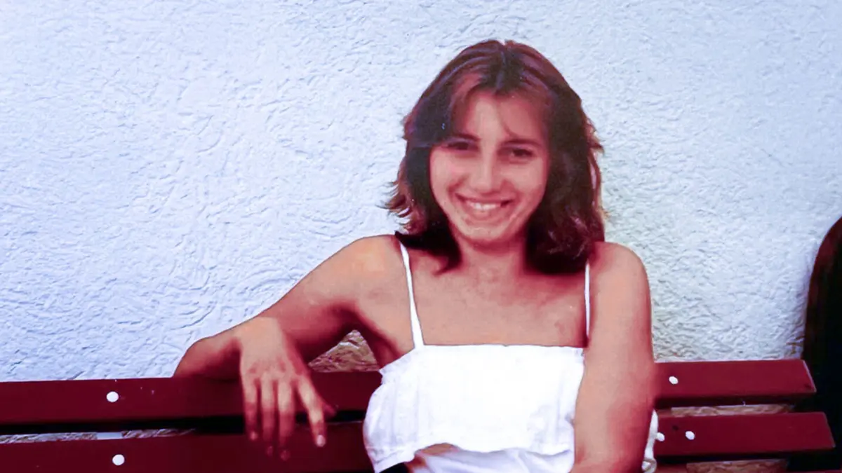 Cold Case Maria Köhler: HANDOUT - 05.07.2024, Bayern, Aschaffenburg: Das undatierte Handout der Kriminalpolizei Aschaffenburg für den Cold Case «Maria Köhler» zeigt das Opfer Maria Köhler auf einer Bank. (zu dpa: «Junge Frau getötet - Mordprozess fast 42 Jahre nach der Tat») Foto: -/Kriminalpolizei Aschaffenburg/dpa - ACHTUNG: Nur zur redaktionellen Verwendung im Zusammenhang mit der aktuellen Berichterstattung und nur mit vollständiger Nennung des vorstehenden Credits +++ dpa-Bildfunk +++
