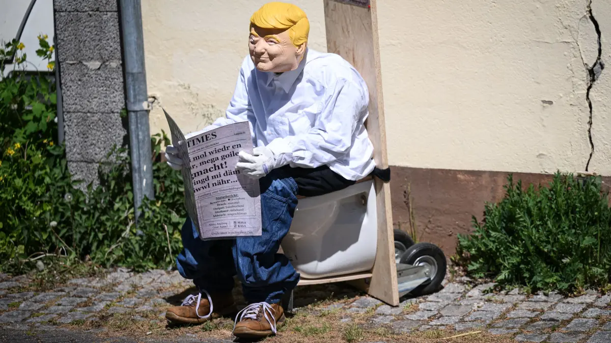 Horb - Dettensee (Kreis Freudenstadt) 01.05.2026 Schmuckbild, Maischerz: Eine Puppe mit einer Donald Trump Maske: Horb - Dettensee (Kreis Freudenstadt) 01.05.2026
Schmuckbild, Maischerz: Eine Puppe mit einer Donald Trump Maske sitzt auf einer Toilette und liest die KAGA TIMES, I glaub do han i mal wiedr en …Scheiss macht!
FOTO: Pressefoto ULMER / Markus Ulmer xxNOxMODELxRELEASExx