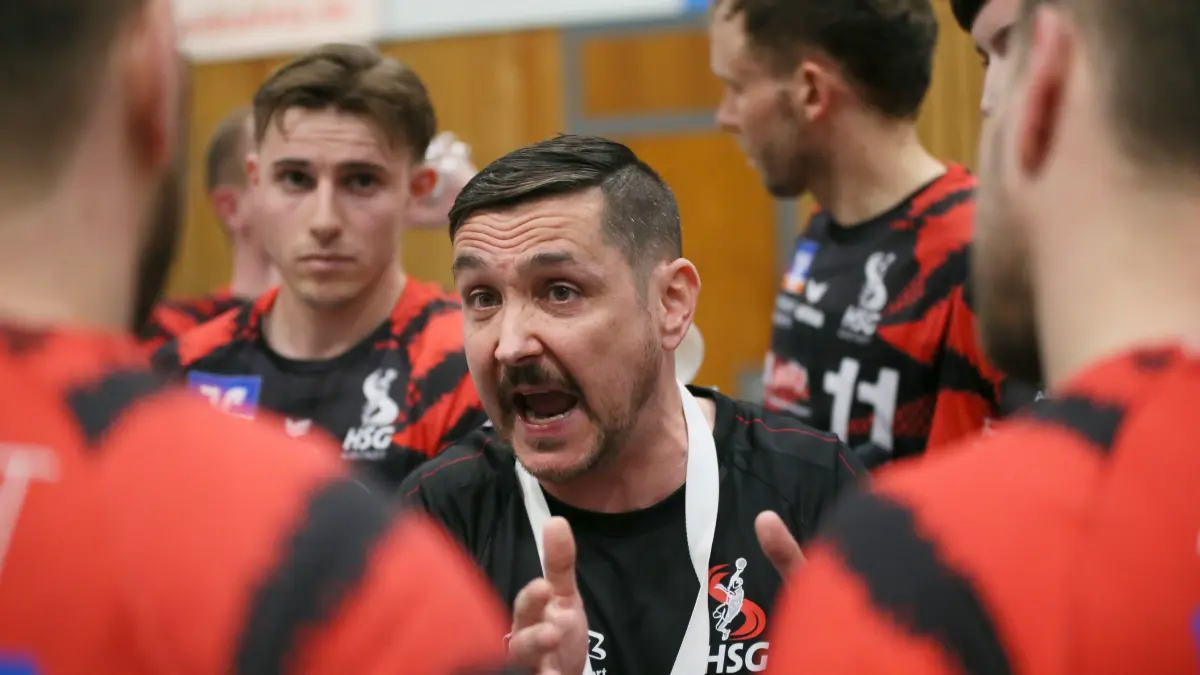 Trainer Andreas Wendel von der HSG Albstadt gibt seinem Team klare Anweisungen – voller Fokus auf das Saisonfinale in der Handball-Regionalliga.