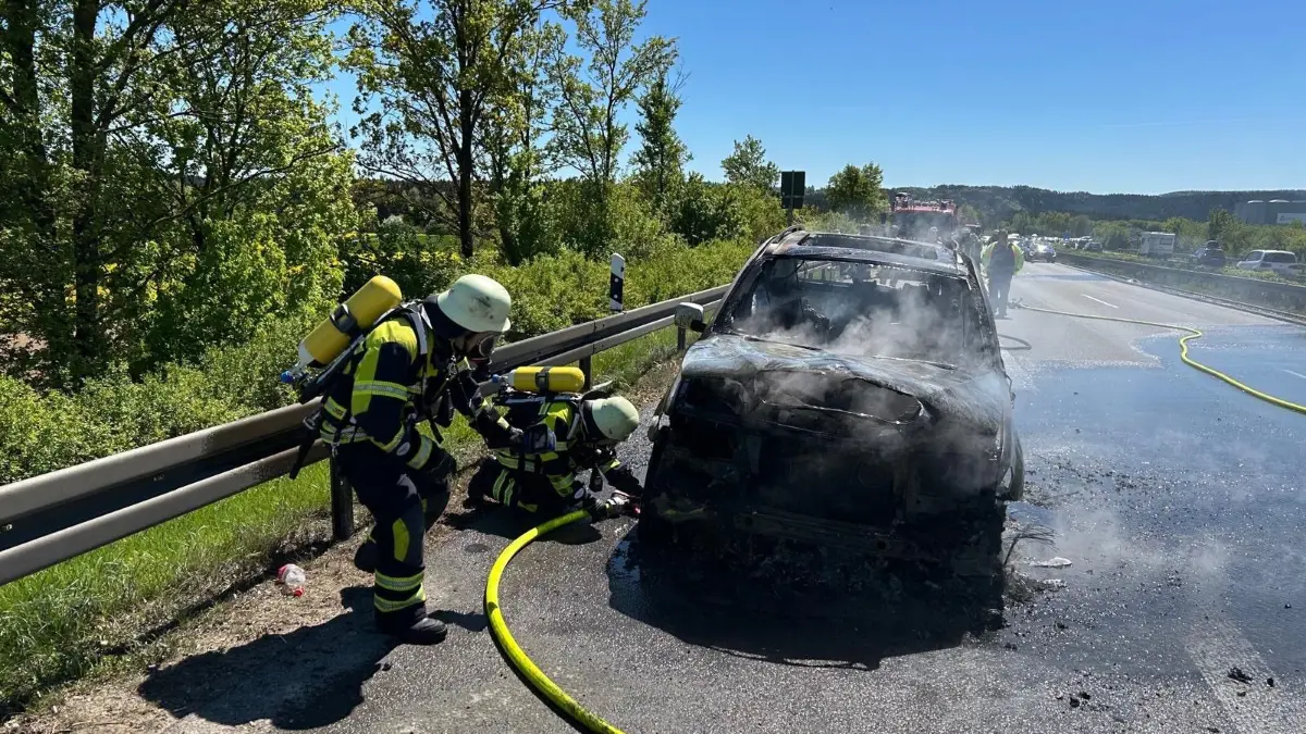 Als die Feuerwehr eintraf, brannte der Wagen bereits lichterloh. Er war nicht mehr zu retten.