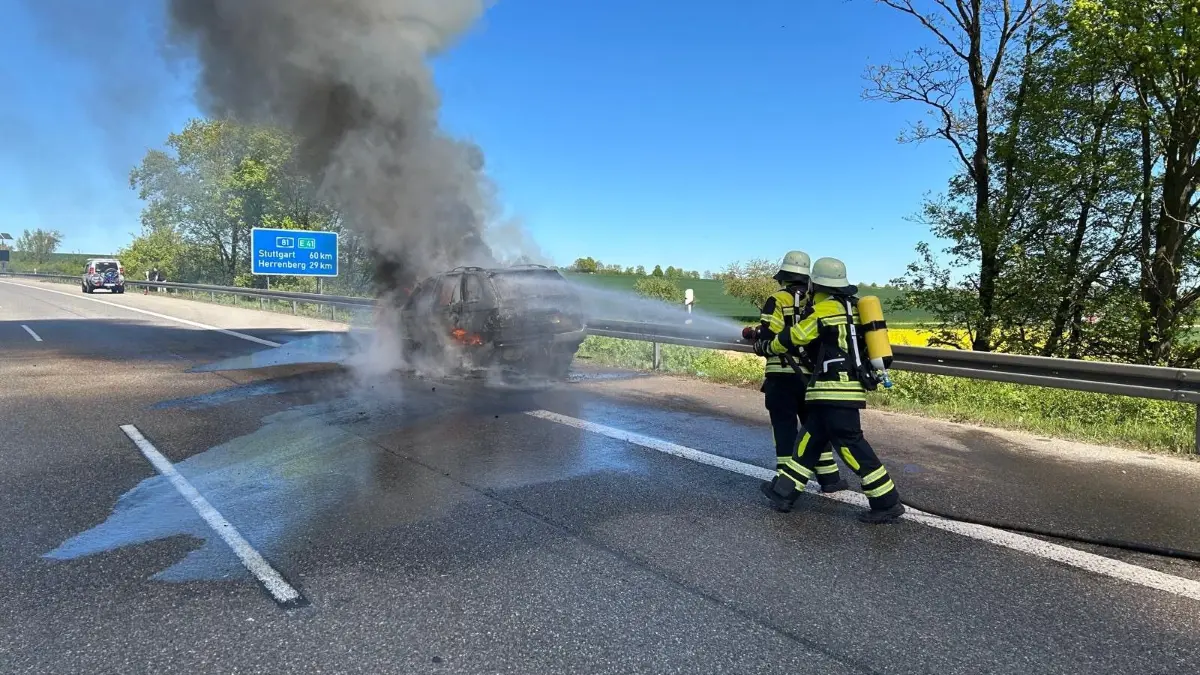Ein Auto ist auf der A 81 am Montagmittag ausgebrannt.