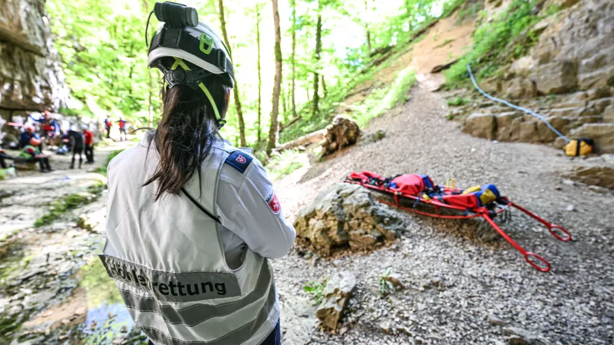 Rettungseinsatz in Falkensteiner Höhle: 01.05.2026, Baden-Württemberg, Grabenstetten: Höhlenretter sind an einem Rettungseinsatz in der Falkensteiner Höhle auf der Schwäbischen Alb beteiligt. Ein Wanderer ist in der Höhle auf der Schwäbischen Alb an den Folgen eines medizinischen Notfalls gestorben. Wie ein Polizeisprecher mitteilte, befand sich der Mann mit einer Gruppe in der schwer zugänglichen Höhle. Foto: Marius Bulling/dpa +++ dpa-Bildfunk +++