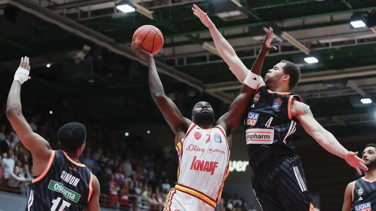Basketball, Fitness First Wuerzburg Baskets vs. ratiopharm Ulm, easyCredit BBL, 32. Spieltag: Im Bild: v.li. Justin Simon (ratiopharm Ulm, 15), Eddy Edigin (Wuerzburg Baskets, 27) am Ball und Christopher Ledlum (ratiopharm Ulm, 4)
02.05.2026, Basketball, Fitness First Wuerzburg Baskets vs. ratiopharm Ulm, easyCredit BBL, 32. Spieltag, Deutschland, 97072, tectake-Arena Wuerzburg,
Eibner-Pressefoto/Heiko Becker