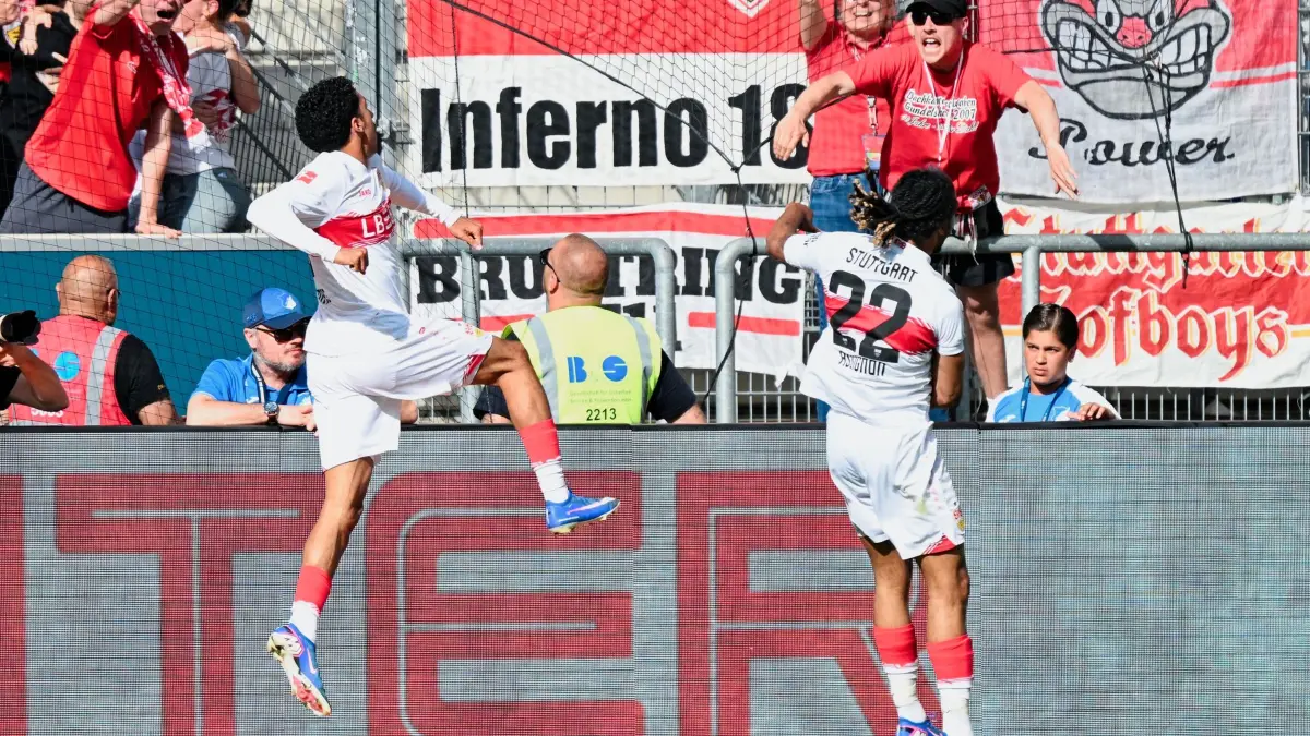 TSG 1899 Hoffenheim - VfB Stuttgart: 02.05.2026, Baden-Württemberg, Sinsheim: Fußball, Männer: Bundesliga, TSG 1899 Hoffenheim - VfB Stuttgart, 32. Spieltag, PreZero Arena. Torschütze Tiago Tomás (l, VfB Stuttgart) jubelt über das Tor zum 3:3. Foto: Uwe Anspach/dpa - WICHTIGER HINWEIS: Gemäß den Vorgaben der DFL Deutsche Fußball Liga bzw. des DFB Deutscher Fußball-Bund ist es untersagt, in dem Stadion und/oder vom Spiel angefertigte Fotoaufnahmen in Form von Sequenzbildern und/oder videoähnlichen Fotostrecken zu verwerten bzw. verwerten zu lassen. +++ dpa-Bildfunk +++