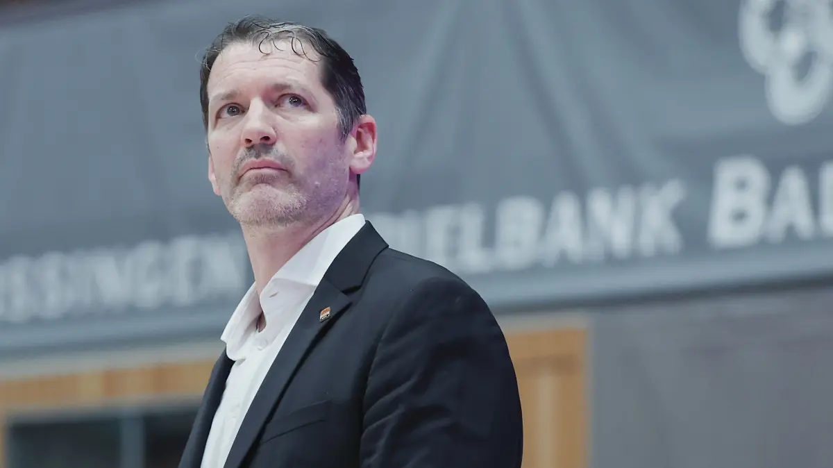 Basketball, Fitness First Wuerzburg Baskets vs. ratiopharm Ulm, easyCredit BBL, 32. Spieltag: Im Bild: Head-Coach Ty Harrelson (ratiopharm Ulm) schaut skeptisch auf den Spielstand.
02.05.2026, Basketball, Fitness First Wuerzburg Baskets vs. ratiopharm Ulm, easyCredit BBL, 32. Spieltag, Deutschland, 97072, tectake-Arena Wuerzburg,
Eibner-Pressefoto/Heiko Becker