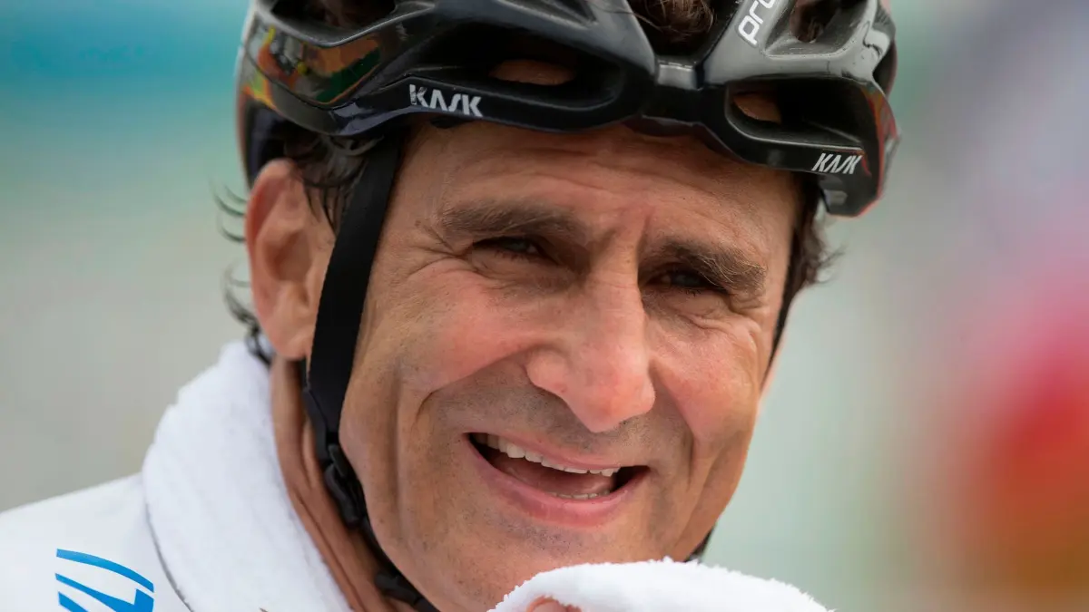 Alessandro Zanardi: ARCHIV - 15.09.2016, Brasilien, Rio de Janeiro: Alessandro Zanardi lächelt nach dem Gewinn der Silbermedaille im Straßenrennen der Männer H5 während der Paralympics 2016 in Rio de Janeiro. (zu dpa: «Italienischer Ex-Rennfahrer Zanardi gestorben») Foto: Mauro Pimentel/AP/dpa +++ dpa-Bildfunk +++