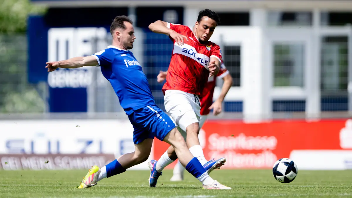 TSG Balingen vs. Bahlinger SC, Fussball, Regionalliga Suedwest, 32. Spieltag, Saison 2025/2026, 02.05.2026,: Amnay Moutassime, (TSG Balingen, #18), im Zweikampf,
TSG Balingen vs. Bahlinger SC, Fussball, Regionalliga Suedwest, 32. Spieltag, Saison 2025/2026, 02.05.2026,
Eibner-Pressefoto/Andreas Ulmer