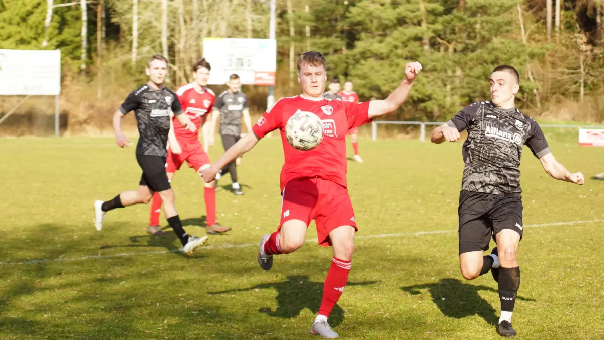 Der FC Matzenbach (schwarz) hat gegen den SSV Stimpfach sein Heimspiel mit 2:0 gewonnen. Gegen den A4-Spitzenreiter aus Gammesfeld wollen die Fichtenauer am Sonntag nun unbedingt nachlegen.