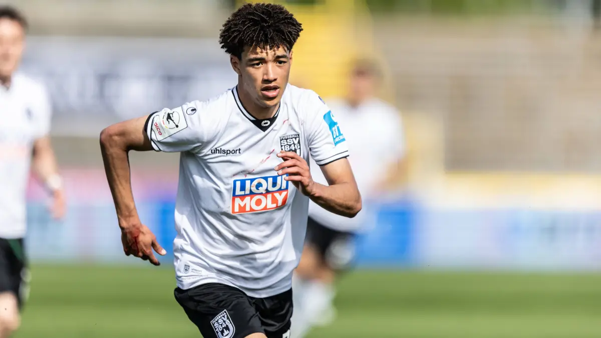 Fussball, Saison 2025/2026, 3. Liga, Donaustadion Ulm, 36. Spieltag, SSV Ulm 1846 Fußball - FC Viktoria Köln, 02.05.2026: Fussball, Saison 2025/2026, 3. Liga, Donaustadion Ulm, 36. Spieltag, SSV Ulm 1846 Fußball - FC Viktoria Köln, 02.05.2026 02.05.2026, Fussball, Saison 2025/2026, 3. Liga, Donaustadion Ulm, 36. Spieltag, SSV Ulm 1846 Fußball - FC Viktoria Köln, Freisteller Einzelbild Portrait Porträt U19-Spieler 33 Evan Brown SSV Ulm 1846 Fußball Foto: Lucca Fundel Ulm Donaustadion Baden-Württemberg Deutschland *** Football, Season 2025 2026, 3 Liga, Donaustadion Ulm, 36 Matchday, SSV Ulm 1846 Football FC Viktoria Köln, 02 05 2026 02 05 2026, Football, Season 2025 2026, 3 Liga, Donaustadion Ulm, 36 Matchday, SSV Ulm 1846 Football FC Viktoria Köln, Cropped single image Portrait Portrait U19 Player 33 Evan Brown SSV Ulm 1846 Football Photo Lucca Fundel Ulm Donaustadion Baden Württemberg Germany