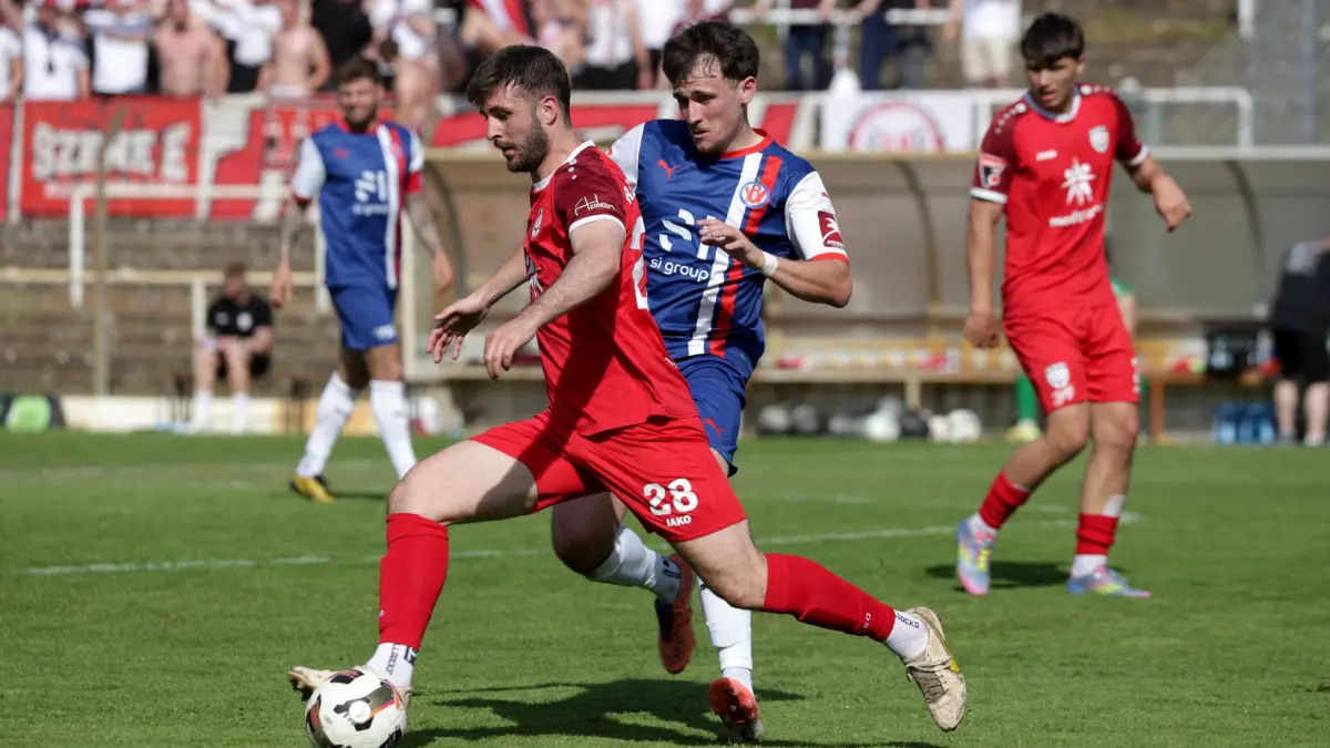 Fussball OL | VfR Mannheim vs. SSV Reutlingen: Fussball OL | VfR Mannheim (blau) vs. SSV Reutlingen (rot) // 2026-05-02 // Foto: Joachim Baur // #28 Jonas Vogler (SSV Reutlingen) / #9 Lennart Thum (VfR Mannheim)
