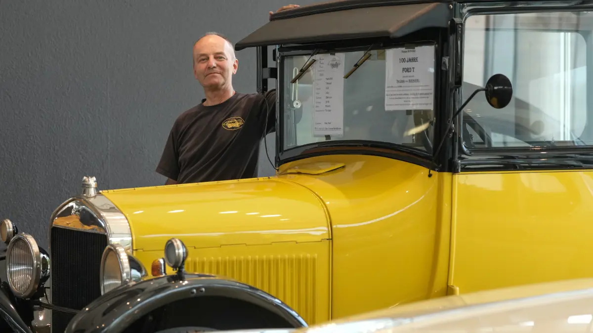 Technorama Ulm auf dem Ulmer Messegelände - Auf dem Bild Hubert Graf - Besitzer. Veteranen-Fahrzeug-Freunde Ulm/Neu-Ulm e.v.