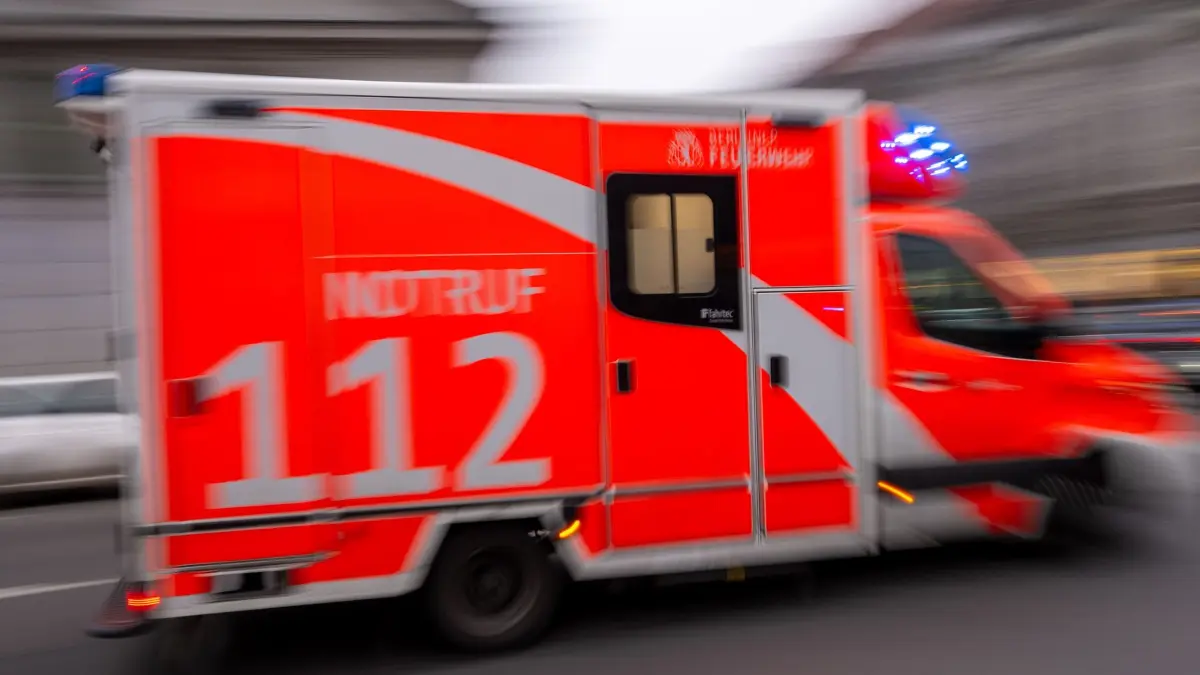 Rettungswagen - Symbolbild: ARCHIV - 08.02.2024, Berlin: Ein Rettungswagen fährt mit Blaulicht zum Einsatz. (zu dpa: «Betrunkener Mann bei Sturz mit E-Scooter schwer verletzt») Foto: Monika Skolimowska/dpa +++ dpa-Bildfunk +++