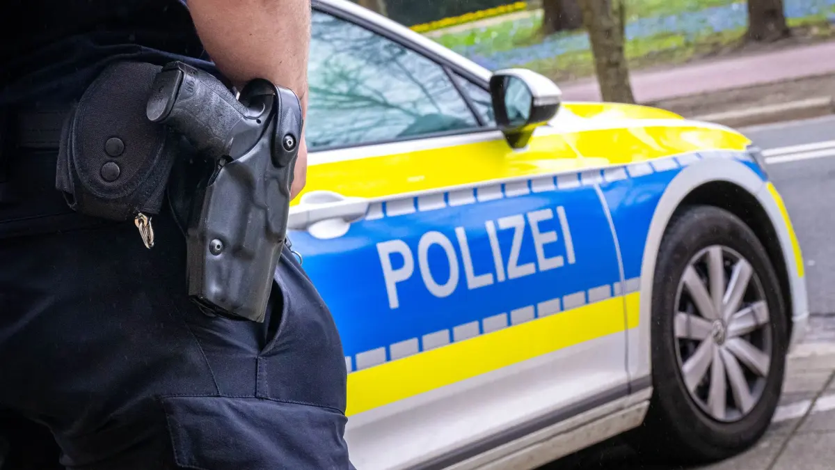 Polizei: ARCHIV - 13.03.2024, Bremen: Ein Polizist im Einsatz. (zu dpa: «Waffen im Auto eines 18-Jährigen gefunden») Foto: Sina Schuldt/dpa +++ dpa-Bildfunk +++